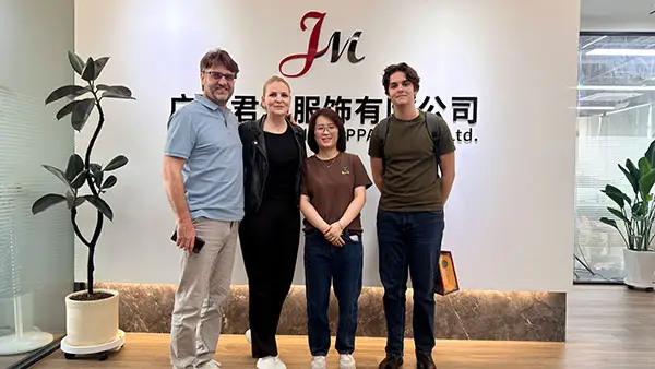 羅馬尼亞知名毛衣品牌國際合作夥伴到訪工廠